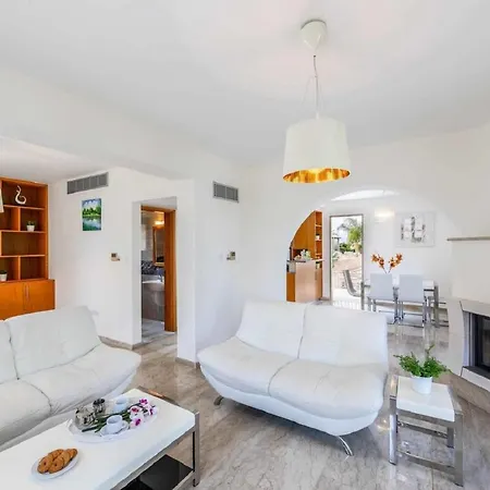 Veronica - 4 Bedroom Beach With Private Pool Villa Polis