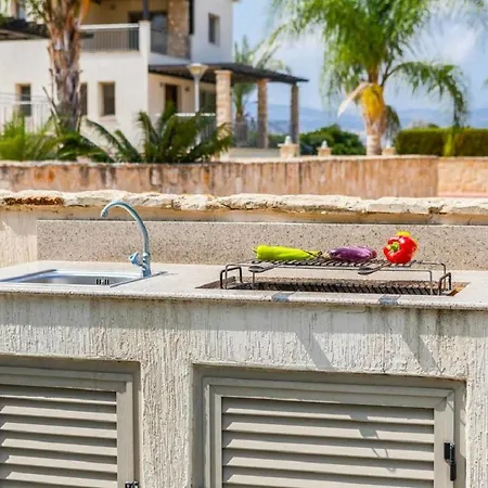 Veronica - 4 Bedroom Beach With Private Pool