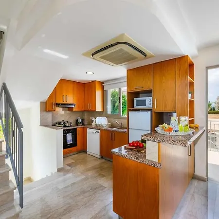 Villa Veronica - 4 Bedroom Beach With Private Pool