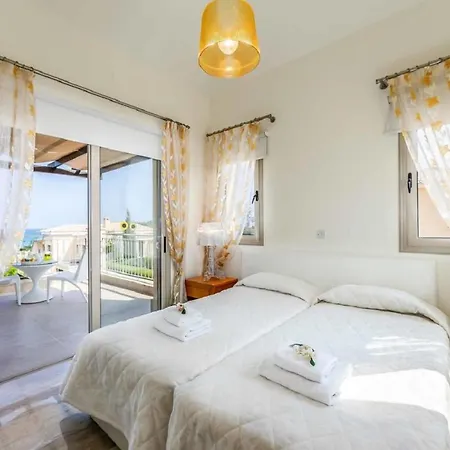 Villa Veronica - 4 Bedroom Beach With Private Pool