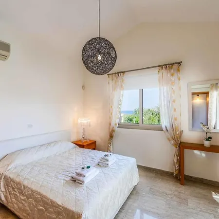 Veronica - 4 Bedroom Beach With Private Pool Polis